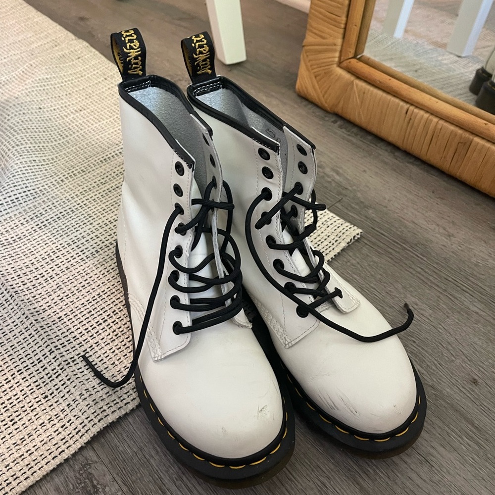 WHITE DOC MARTEN BOOTS. DOC MARTENS.